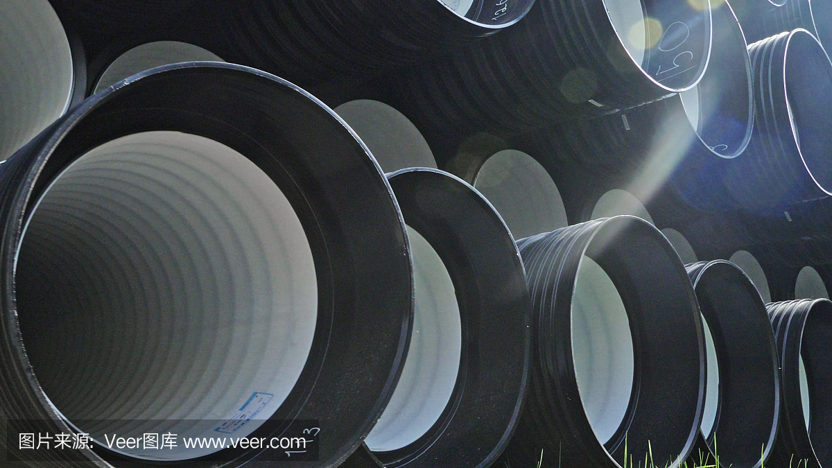 成品塑料管倉庫,工業戶外儲存場地。生產塑料水管的工廠。