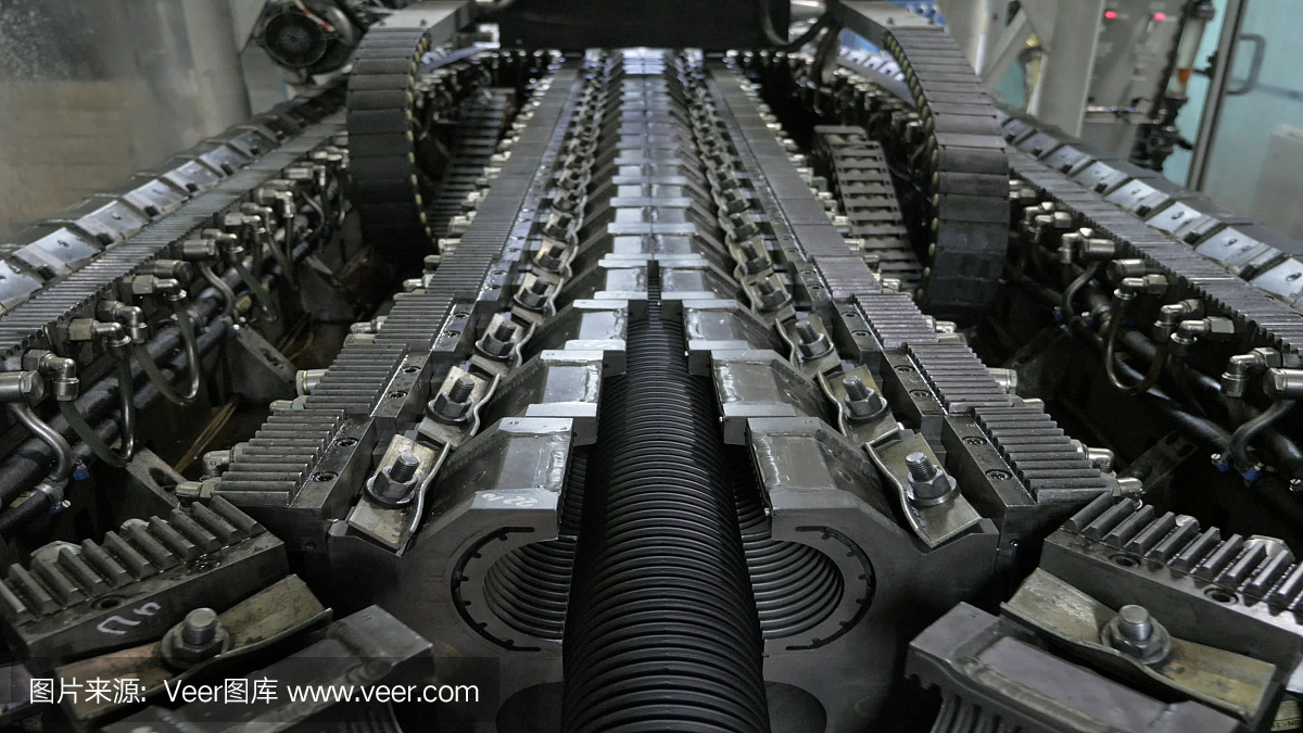 塑料水管制造。生產(chǎn)管子到工廠。用水和空氣的壓力在機(jī)床上制造塑料管的過程。特殊波紋形式。